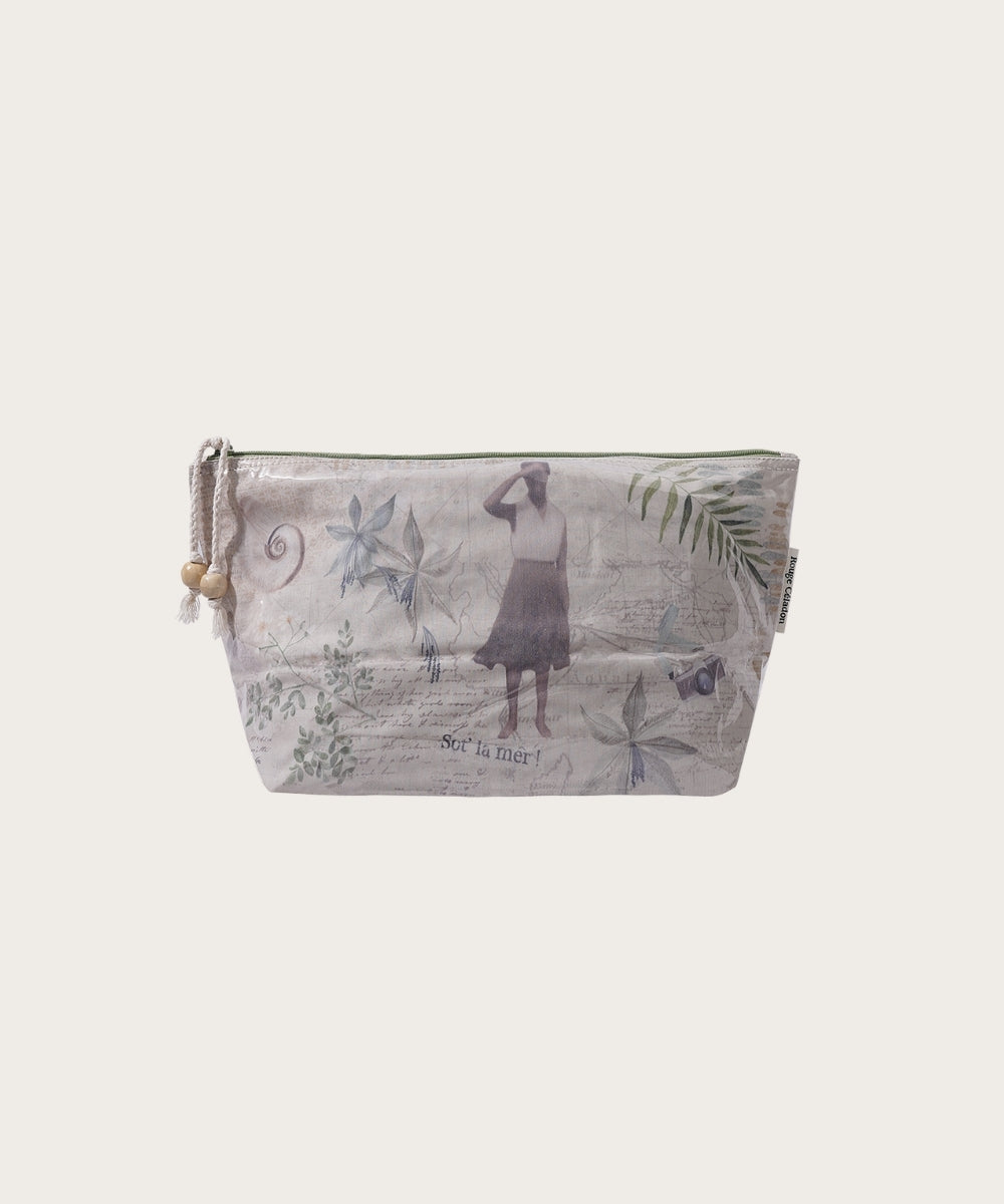 Trousse bikini sot la mer