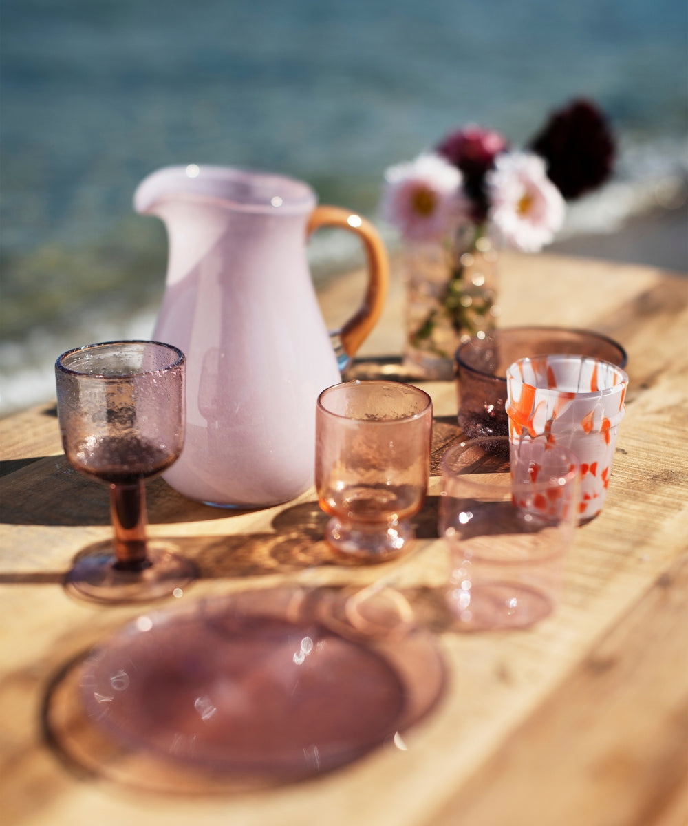 Cruche en verre rose clair